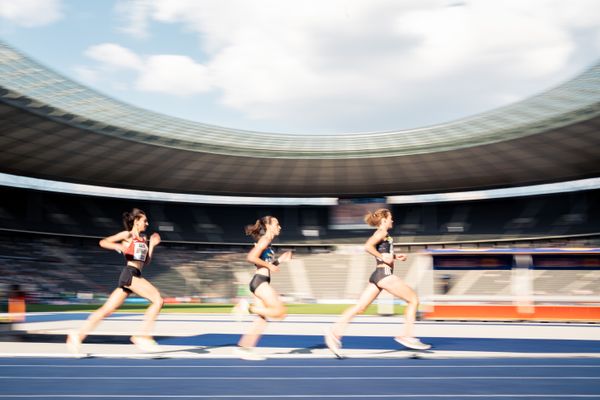 Alina Reh (SCC Berlin), Hanna Klein (LAV Stadtwerke Tuebingen), Sara Benfares (LC Rehlingen) waehrend der deutschen Leichtathletik-Meisterschaften im Olympiastadion am 26.06.2022 in Berlin